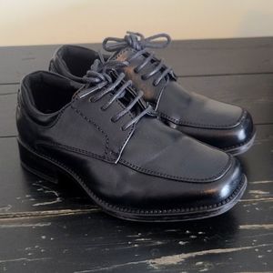 Toddler boys dress shoes. Size 11 wide